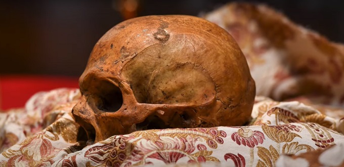 Exponen el crneo de Santo Toms de Aquino en el 700 aniversario de su canonizacin