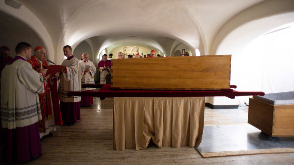 Benedicto XVI ya descansa en su tumba tras un rito privado al que asistieron las personas que cuidaron de l
