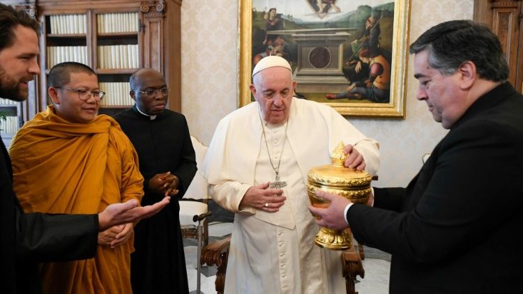 El Papa recibe a una delegacin de monjes budistas camboyanos para hablarles de conversin ecolgica