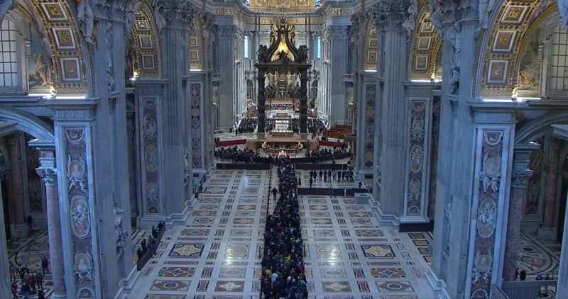 Se rompen las previsiones: ms de 100.000 personas y varios dirigentes internacionales han pasado por la capilla ardiente de Benedicto XVI