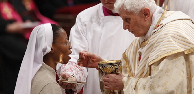Benedicto XVI describe la protestantizacin de la Eucarista en su publicacin pstuma