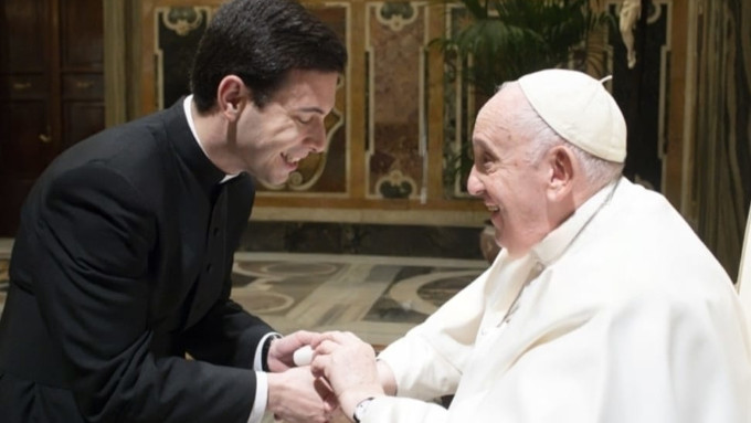 Cuenta al Papa cmo salv la vida de un beb que iba a ser abortado y el Pontfice le da un Rosario bendecido para la madre