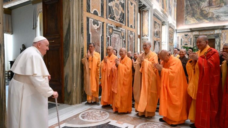 El Papa desea a monjes budistas que su maestro Buda les gue en su peregrinacin a Roma