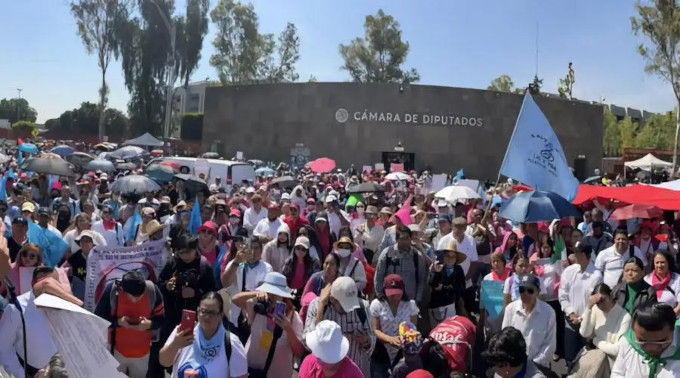 Manifestacin ante el Congreso de la Unin en Mxico a favor de la ley natural sobre la familia, la mujer y los nios