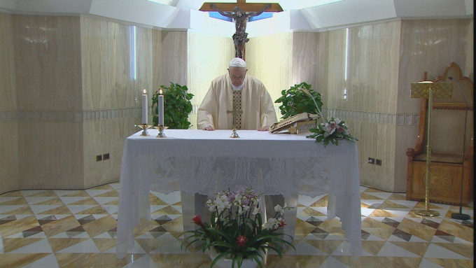 Francisco concelebra con cardenales una Misa en Santa Marta por el dcimo aniversario de su eleccin como Papa