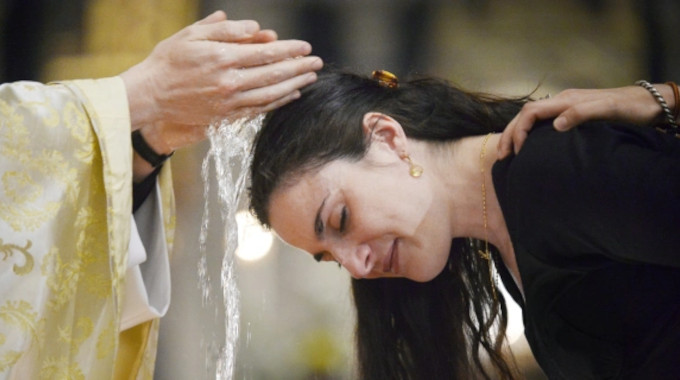 El nmero de adultos bautizados en Francia durante la Vigilia Pascual crece un 28% respecto al ao anterior