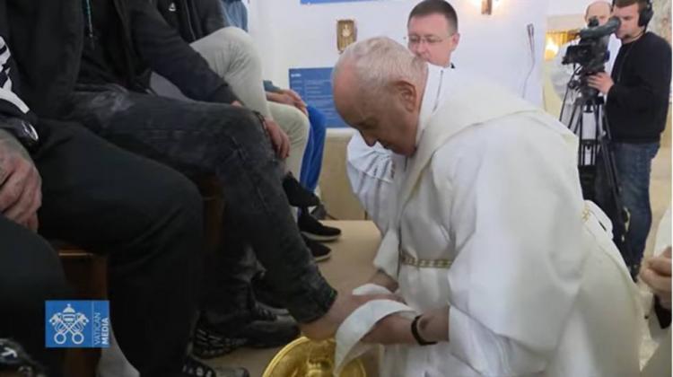 El Papa lava los pies a doce de la crcel de menores de Casal de Marmo
