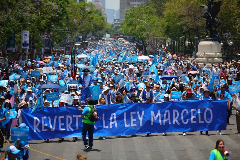 La Marcha por la Vida congrega a miles  de mexicanos que exigan el fin del aborto