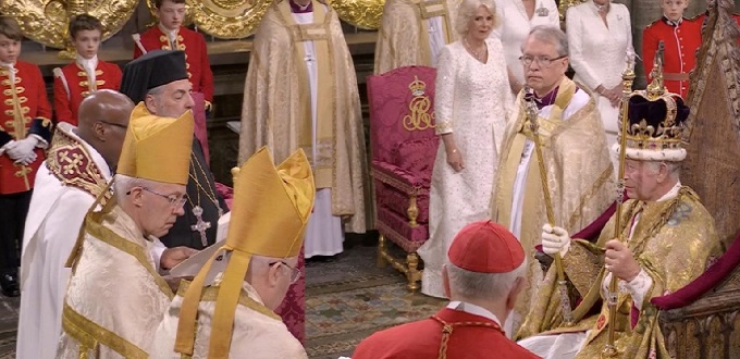 Cardenal catlico participa en ceremonia de Coronacin en la Abada de Westminster despus de 500 aos