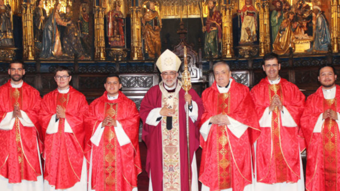 Mons. Sanz Montes ordena seis sacerdotes: La lista cerrada de vuestros nombres la ha formado el mismo Dios