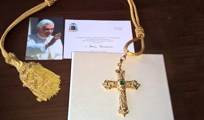 Detienen al hombre que rob la cruz pectoral de Benedicto XVI