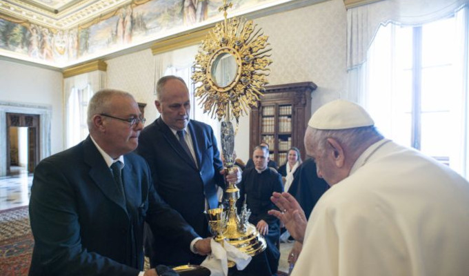 El Papa lamenta que haya fieles que crean que la Eucarista es un smbolo y no la presencia real de Cristo