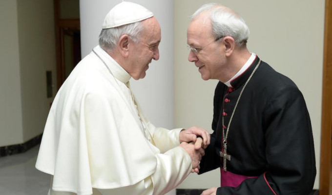 Mons. Schneider pide al Papa que no se conceda a obispos y laicos el mismo derecho a voto en el Snodo de los Obispos