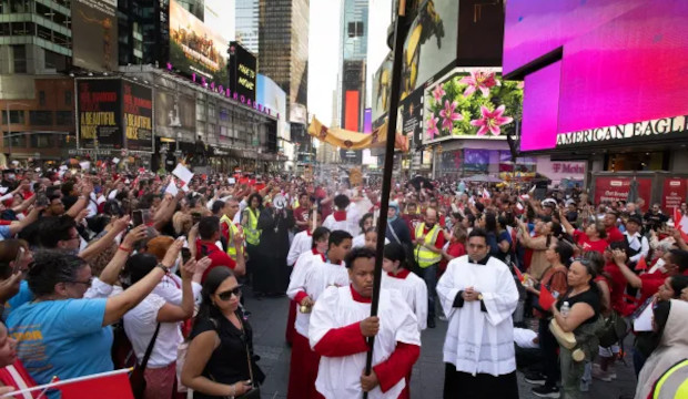 Miles de personas salieron a la calle en la mayor procesin eucarstica de la historia de Nueva York
