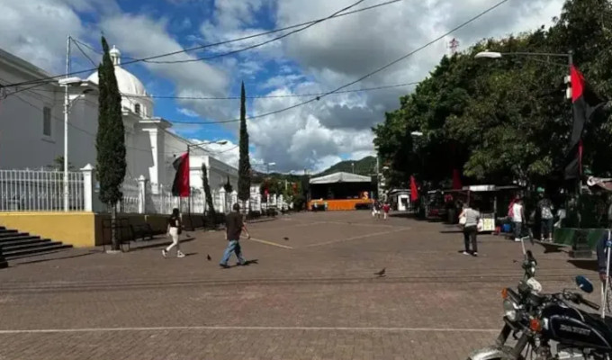 La dictadura nicaragense coloca frente a la catedral de Matagalpa las banderas sandinistas