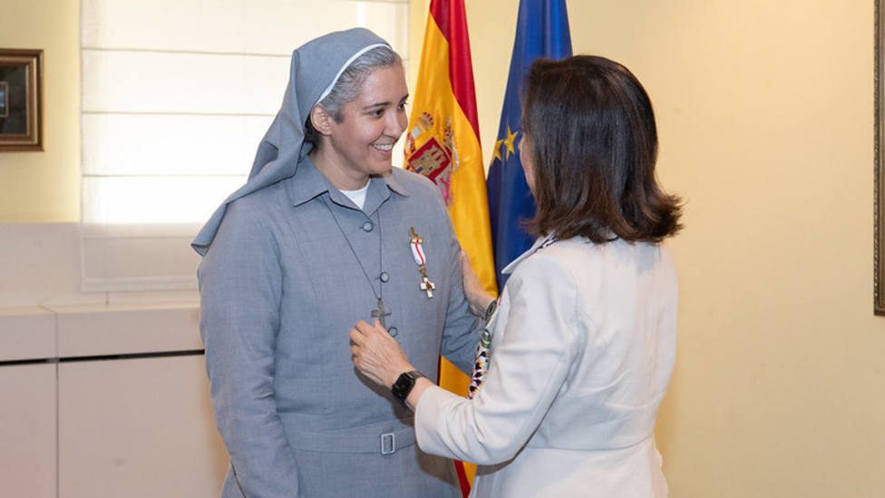 La Ministra de Defensa impone a la misionera Cristina Fernndez Hoyos la Cruz del Mrito Militar