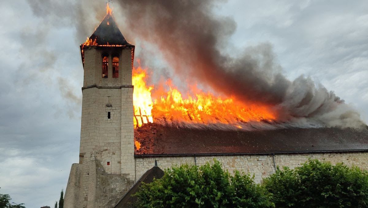 Un rayo incendia una iglesia de nueve siglos de antigedad en Francia