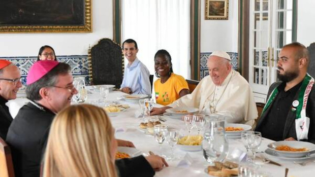 El Papa almorz con diez jvenes participantes en la JMJ