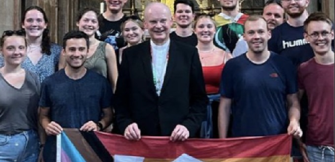 El obispo alemn Franz-Josef Overbeck posa con la bandera del progreso LGBT en la Jornada Mundial de la Juventud