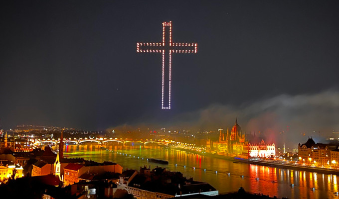 El ejrcito hngaro hace brillar una cruz sobre el parlamento magiar en el da de San Esteban