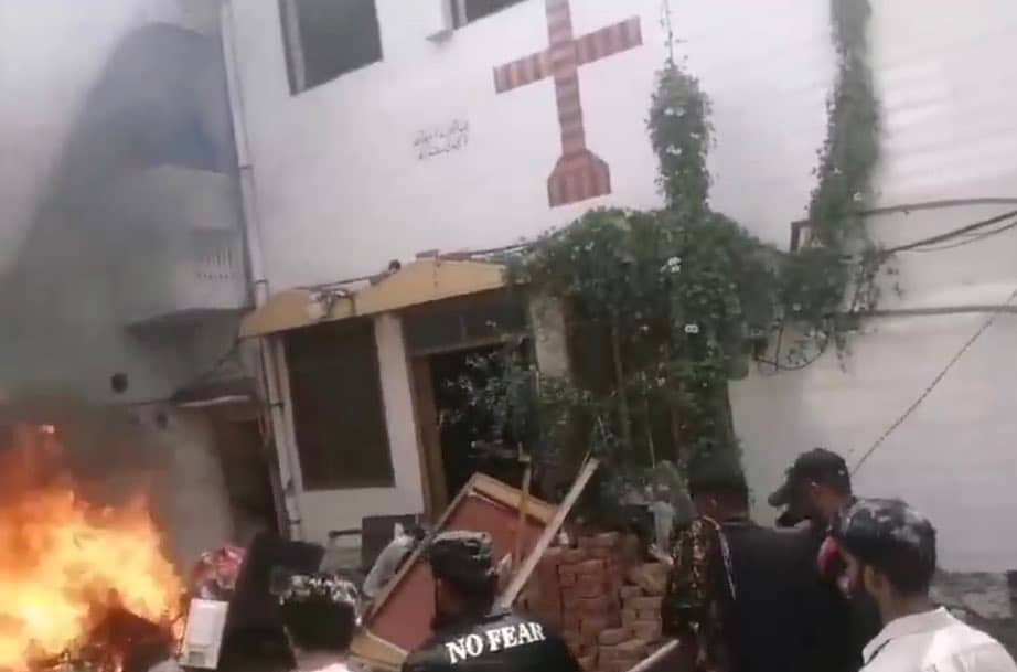 Detienen a dos cristianos acusados de blasfemia tras la quema de iglesias en Pakistn
