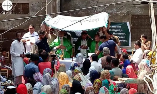 Cientos de fieles asisten a Misa frente a una de las iglesias calcinadas por turbas islamistas en Pakistn