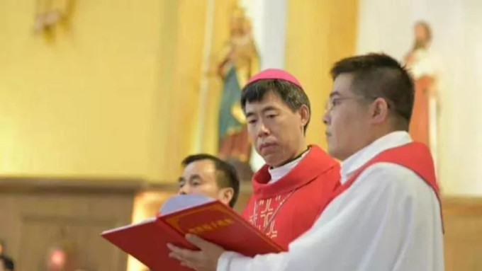 Mons. Shen Bin tom posesin de la dicesis de Shangai en la Catedral de San Ignacio de Loyola