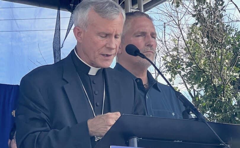 Mons. Strickland dirige el Rosario en un acto de oracin contra la legislacin abortista radical en Ohio y la enmienda transgnero