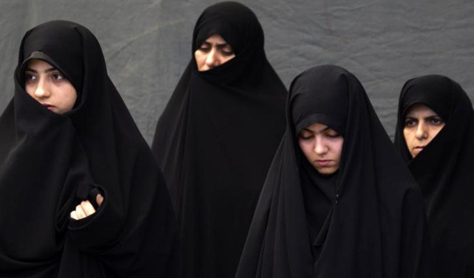 Un total de 67 alumnas se niegan a dejar de usar la abaya islmica en Francia