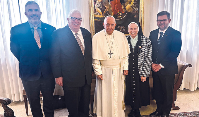 El Papa recibe a la monja que lleva dcadas atendiendo a catlicos LGTBI al margen de la moral catlica