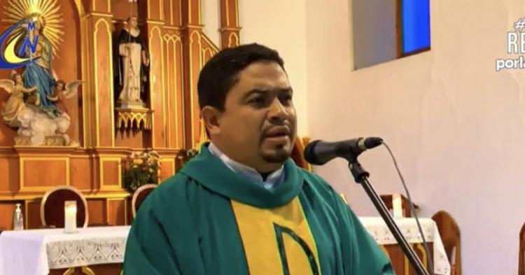 La dictadura nicaragense arresta a otro sacerdote y a dos jvenes de su parroquia