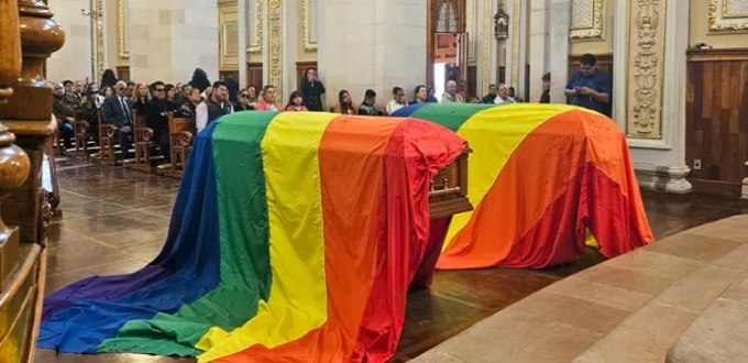 El Arzobispo de Yucatn justifica la colocacin de banderas LGBT sobre atades