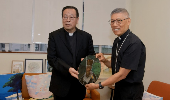 El obispo de Pekn visita Hong Kong