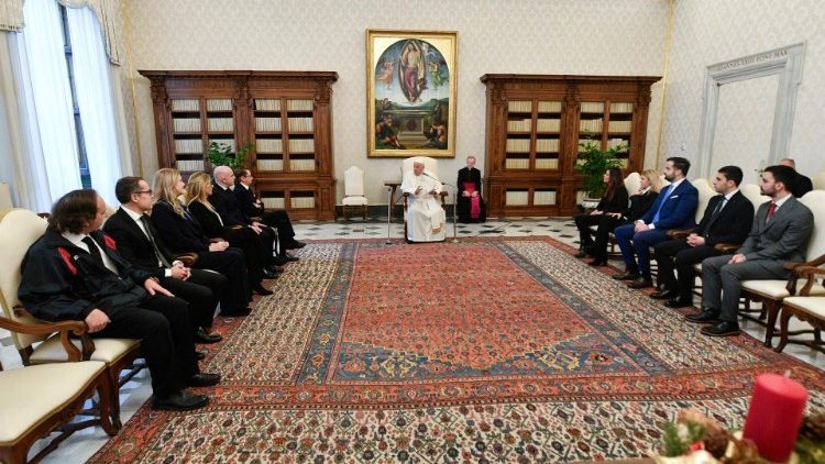 El Papa pide a los funcionarios vaticanos que estn atentos a la insidia misma de la corrupcin