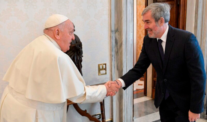 El presidente de Canarias entrega al Papa una carta de nios que llegaron en cayuco a la isla de El Hierro