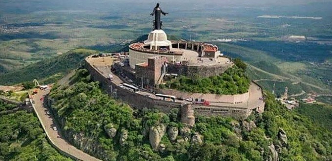 40 mil jvenes catlicos peregrinan hasta el monumento a Cristo Rey en Mxico