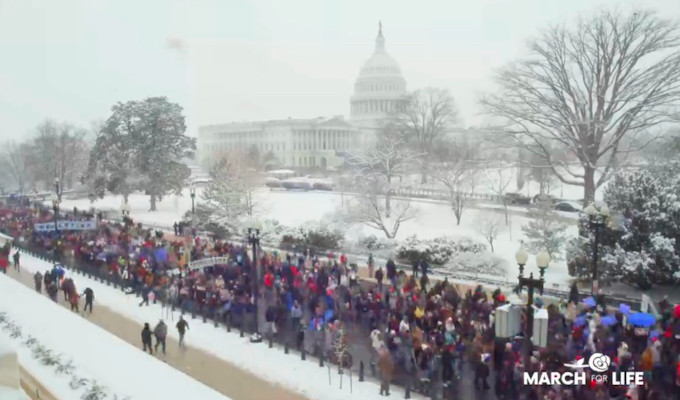 Decenas de miles de estadounidenses marcharon el viernes por la vida en Washington entre la nieve y el fro