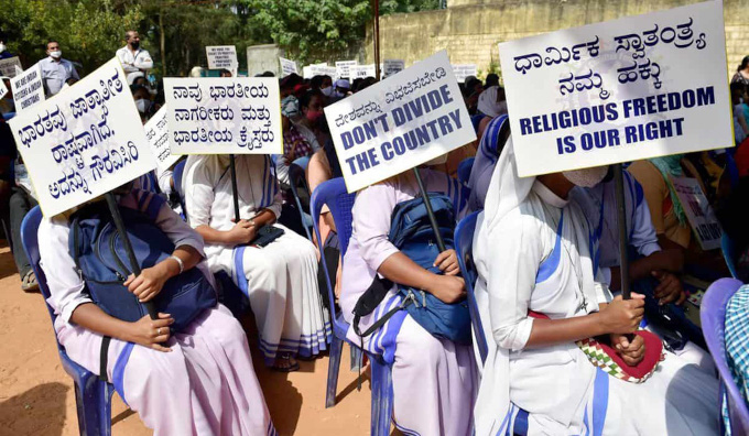 Detienen a un sacerdote en la India acusado de convertir a los hindes pobres