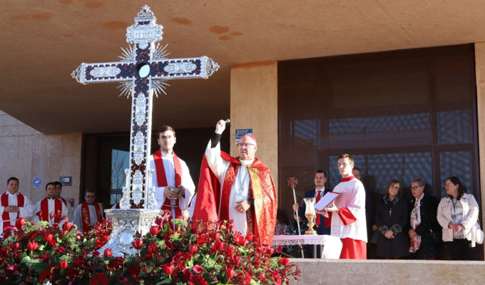 Camuas recibe su Lignum Crucis de manos de Mons. Cerro tras cinco siglos de espera