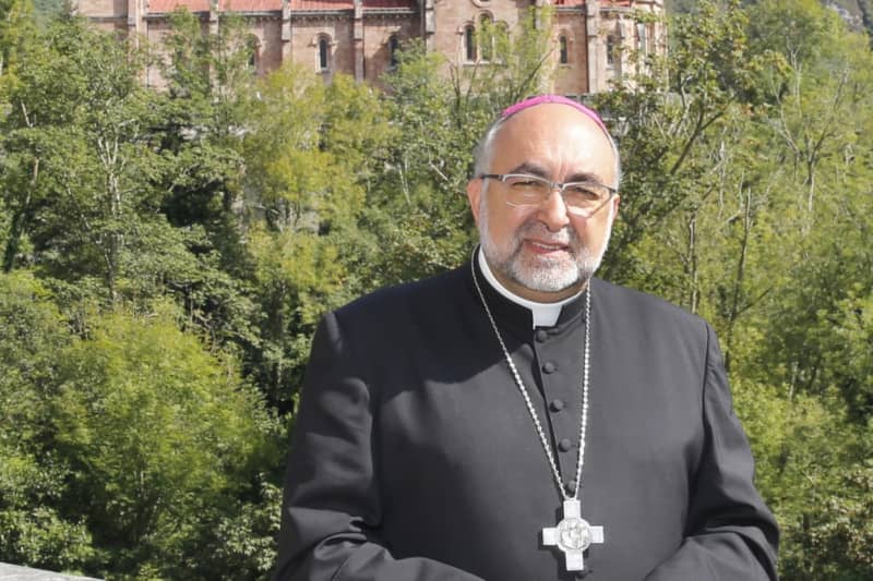 El Arzobispo de Oviedo muestra su aprecio a 40 das por la vida en estos tiempos de persecucin