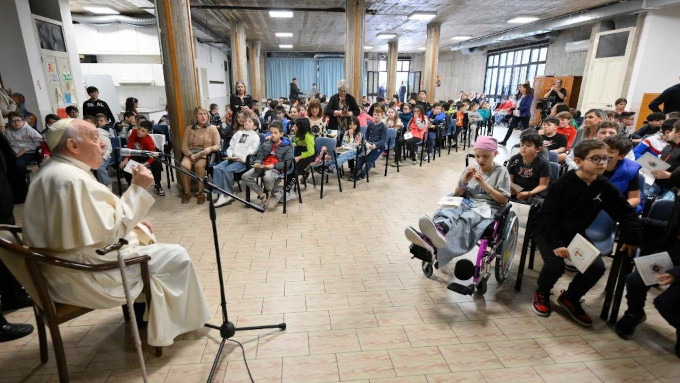 El Papa visita por sorpresa una parroquia romana para charlar con nios de primera comunin