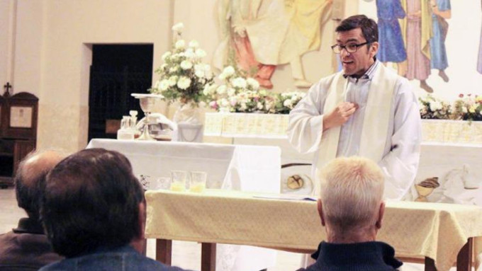 El P. Marcos Cabrera lleva diecisiete aos de sacerdocio celebrando los sacramentos para sordos