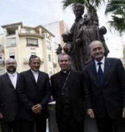 Inauguran en Mlaga un monumento en honor de Don Bosco, con Domingo Savio y Laura Vicua