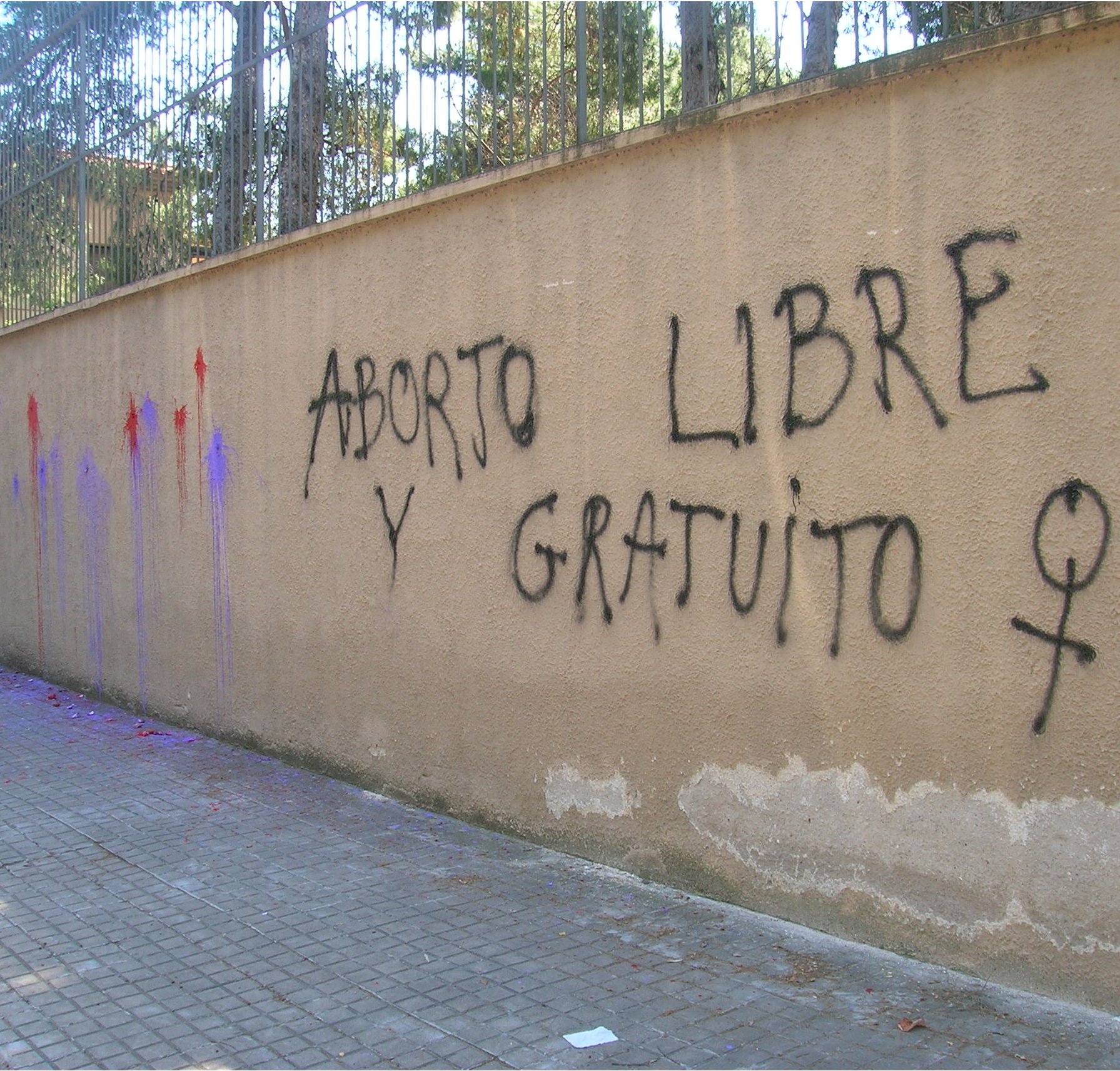 La sede de E-Cristians en Barcelona aparece con pintadas a favor del aborto