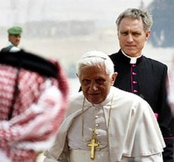 El Papa defiende la libertad religiosa al llegar a Jordania
