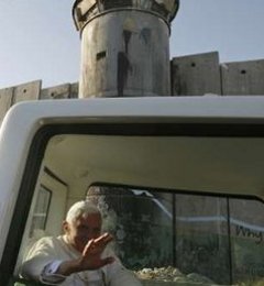 El Papa reza ante el Muro de la Lamentaciones