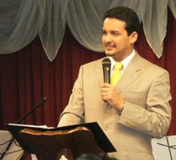 Tommy Moya, conocido pastor evangélico, dimite por adulterio