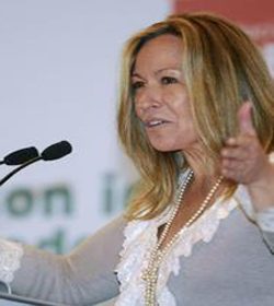 La ministra de Sanidad dice que  las declaraciones del arzobispo de Granada son un &laquo;atentado contra la salud p�blica&raquo;
