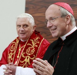 El cardenal Schnborn le presenta al Papa la peticin de laicos austriacos a favor de la supresin del celibato