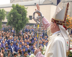Multitudinaria misa por el IV centenario de la archidicesis peruana de Ayacucho